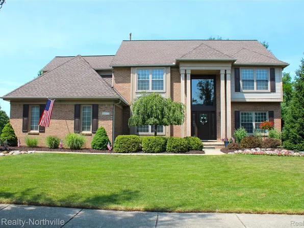 48172 Royal Pointe Dr, Canton, MI 48187