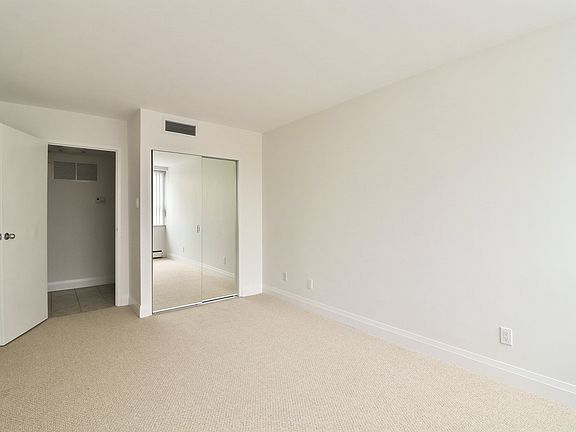 4th image of 484 Avenue Rd