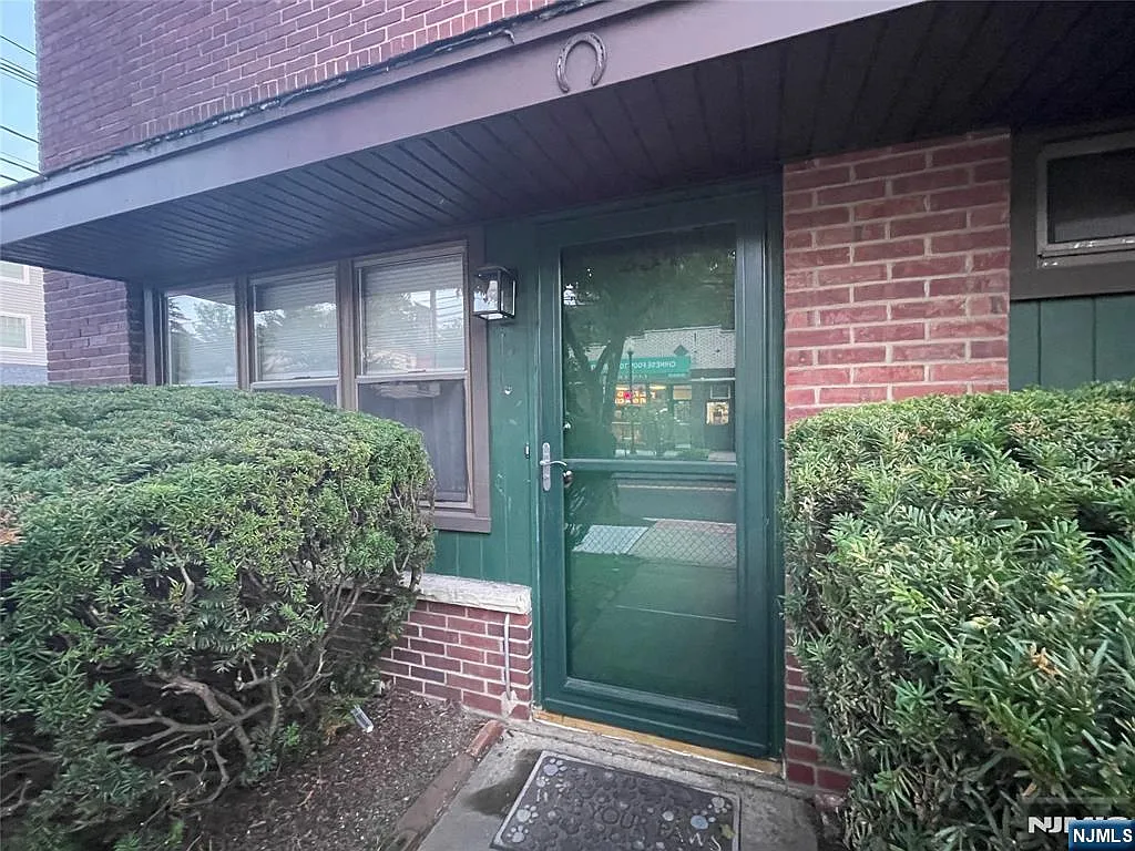 2 bed, 1.0 bath, $2,200 — Photo 3