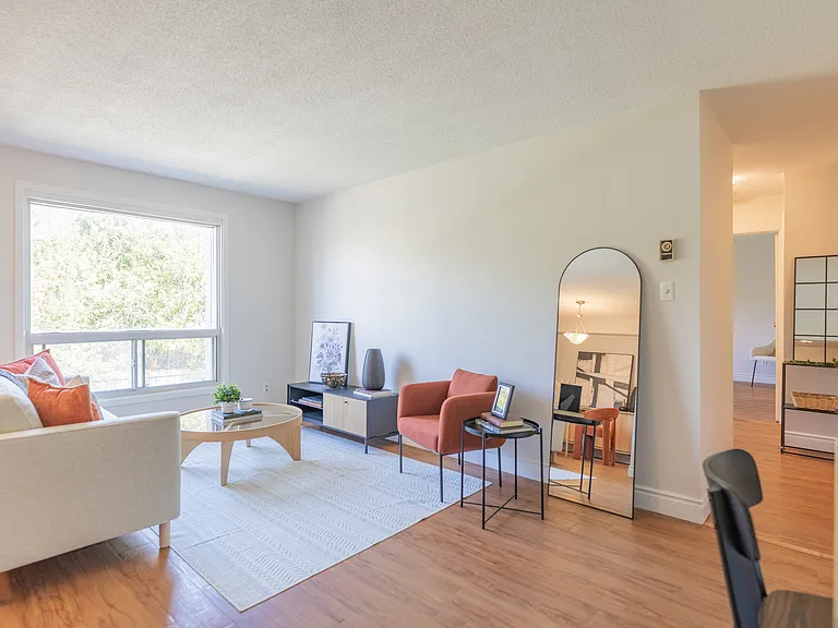 77 Huron Heights Dr — Photo 3