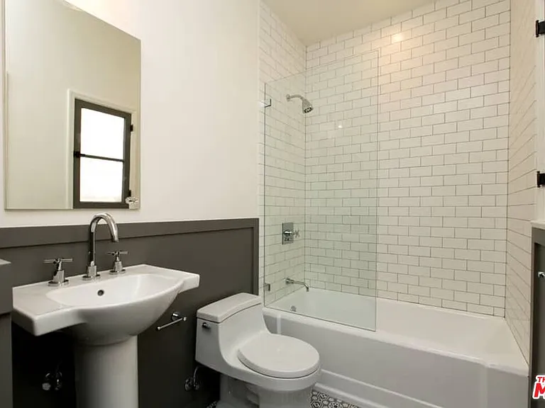 1136 S Hayworth Ave — Photo 16