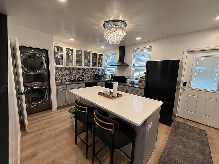 1422 Loraine St — Photo 1