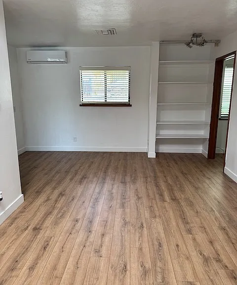 406 N Clementine St — Photo 4
