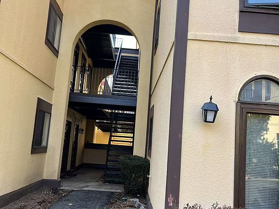 3rd image of 11 Granada Cres APT 11
