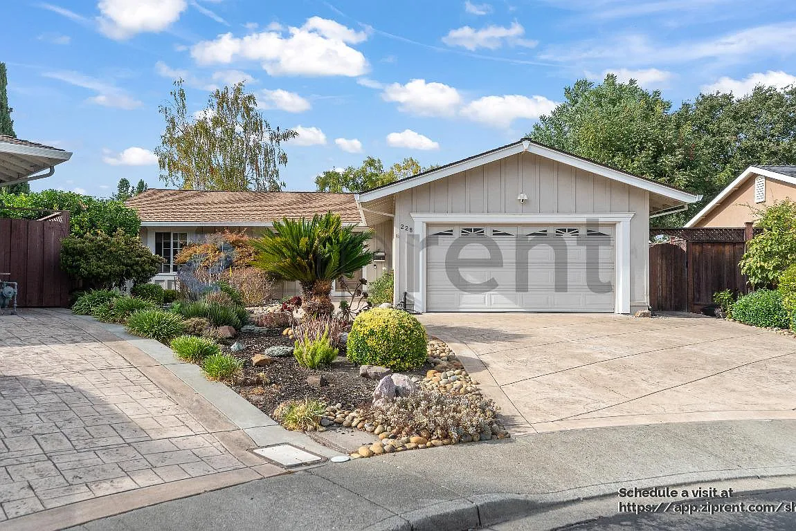 228 Chestnut Ct photo 1