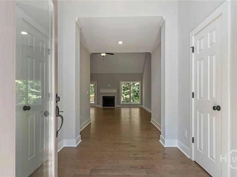 380 Ansley Dr — Photo 2