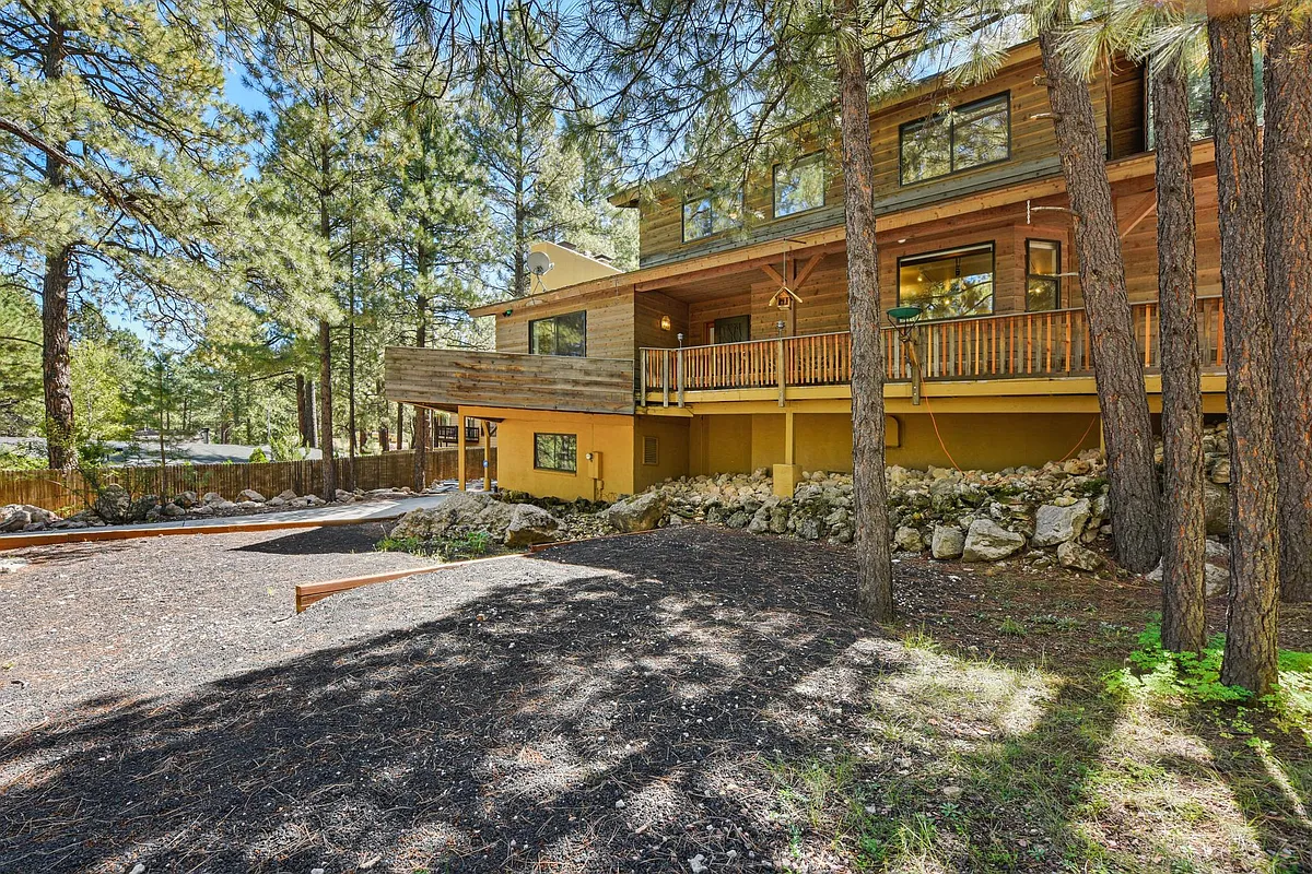 Building Photo - 620 E Kristi Ln