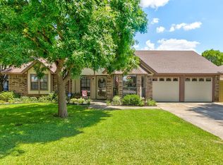10165 Stoneleigh Dr, Benbrook, TX 76126