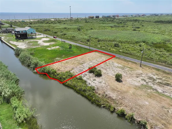 1102 Pennington St, Gilchrist, TX 77617