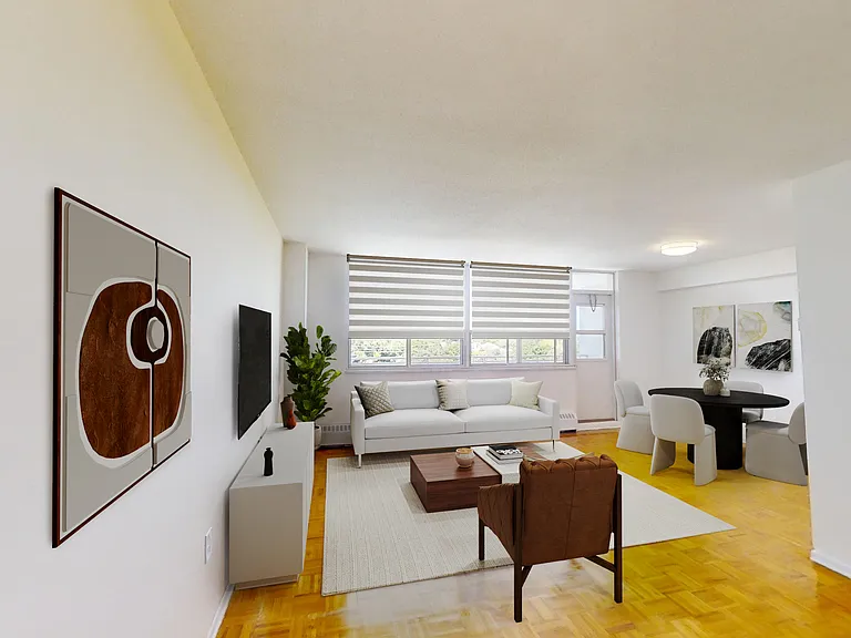 110 Inverlochy Blvd — Photo 3
