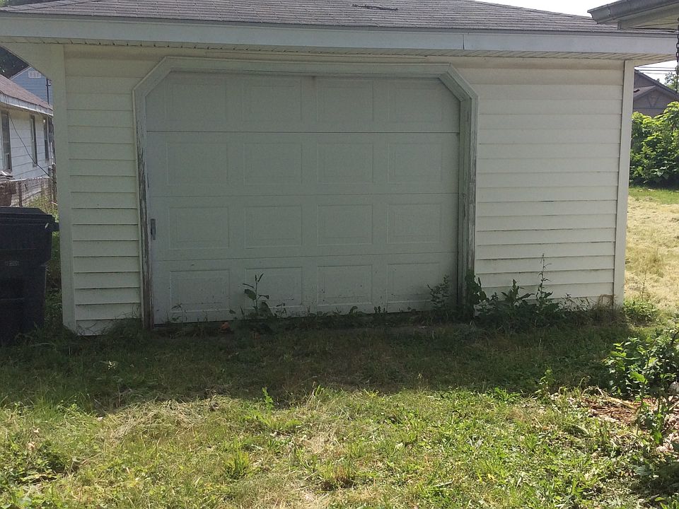 2nd image of 2826 Walton St