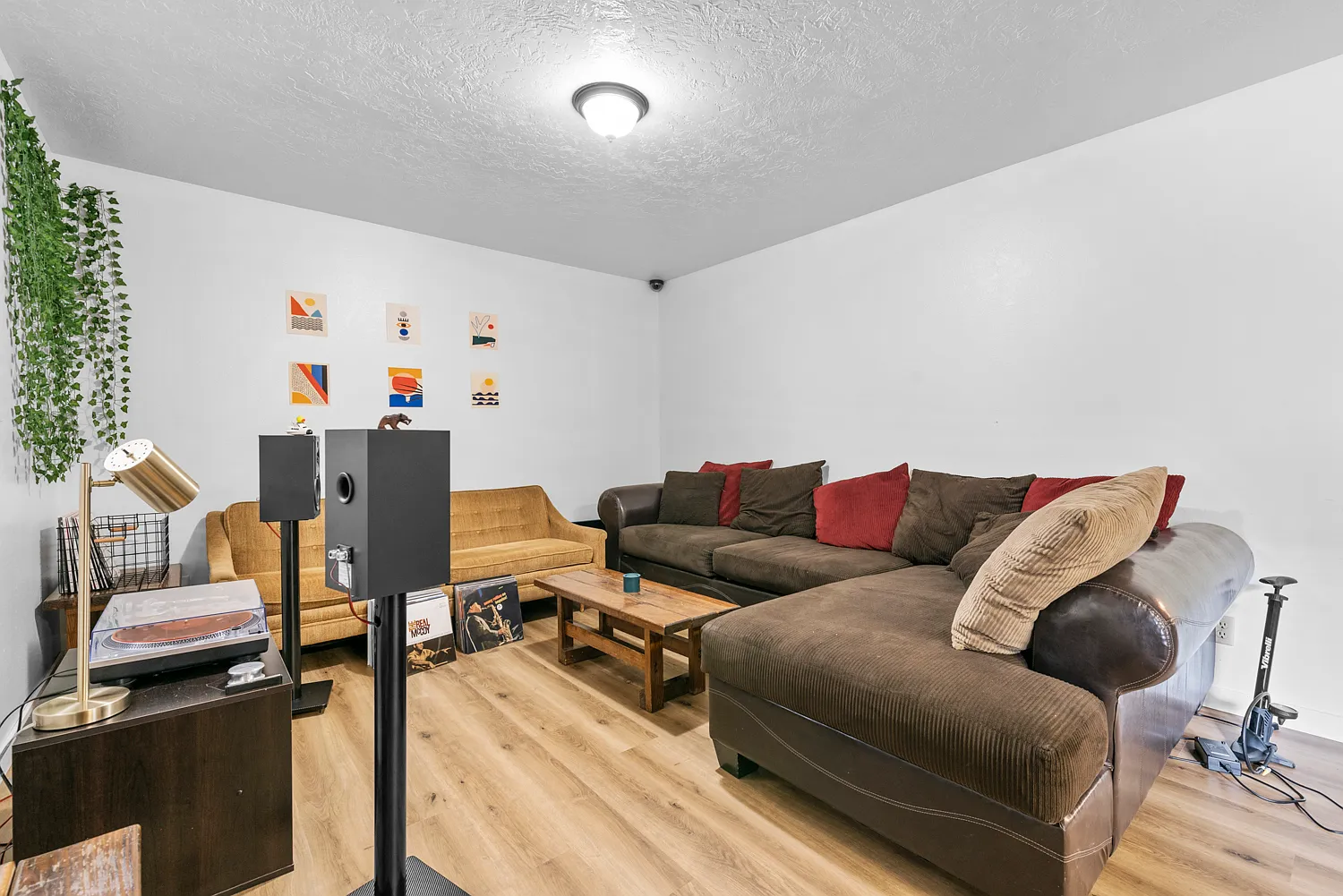 2 bed, 864 sqft, $299 — Photo 2