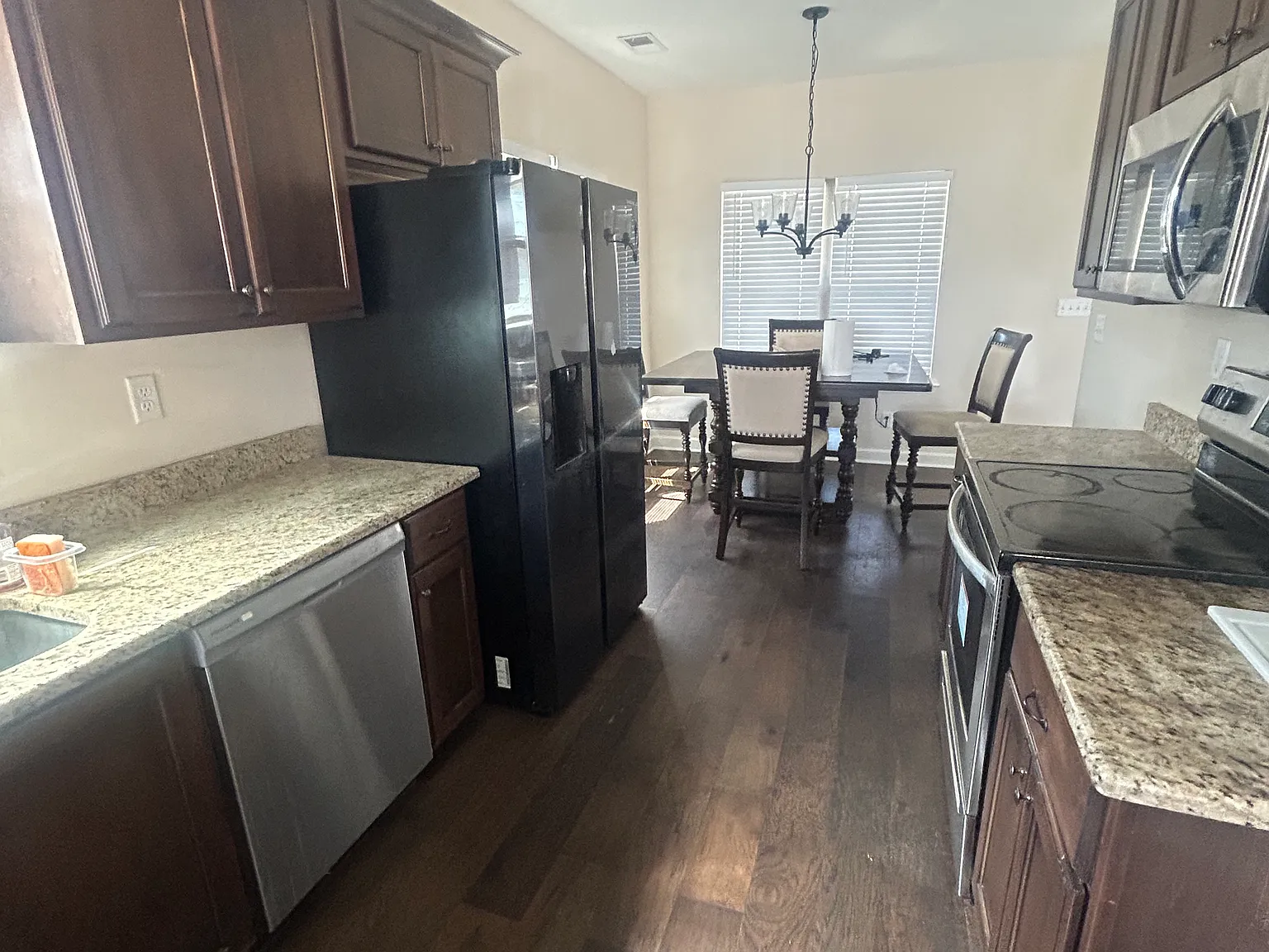 4 bed, 2.5 bath, 1934 sqft, $2,500 — Photo 2