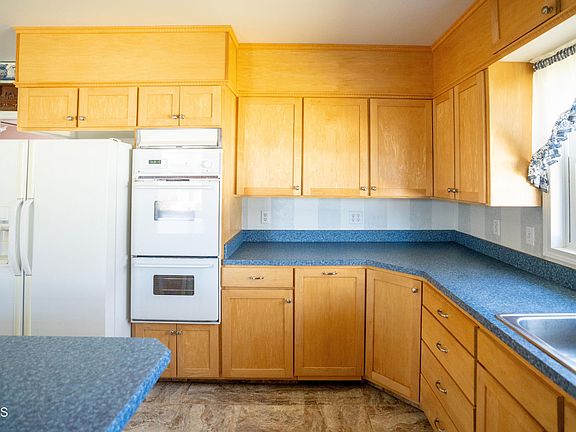 4th image of 218 11th Ave NE