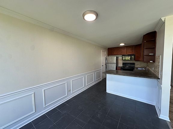 Bar stool area with additional space able to accommodate dining table