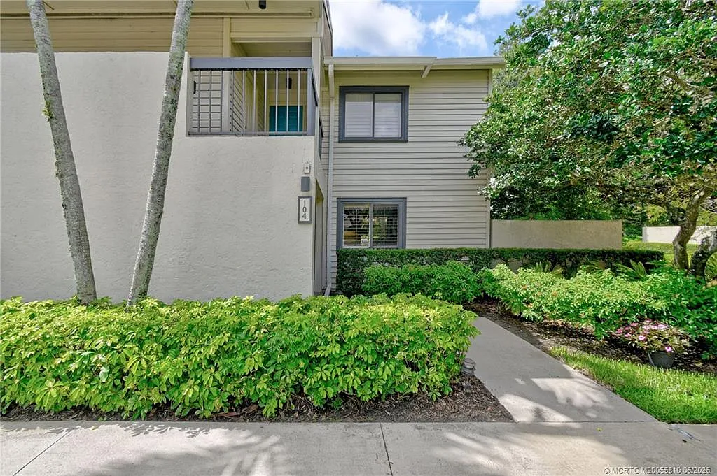 2 bed, 2.0 bath, 1358 sqft, $7,500 — Photo 2