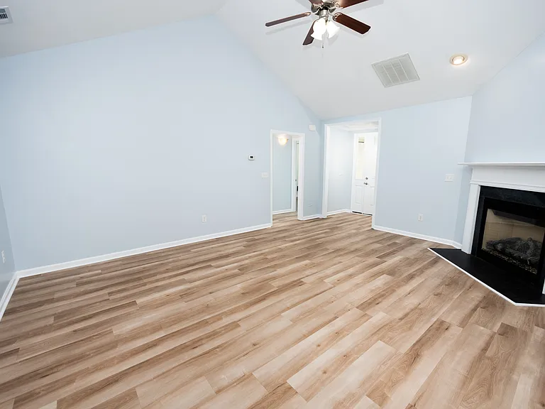 100 Lakeside Green Dr — Photo 7