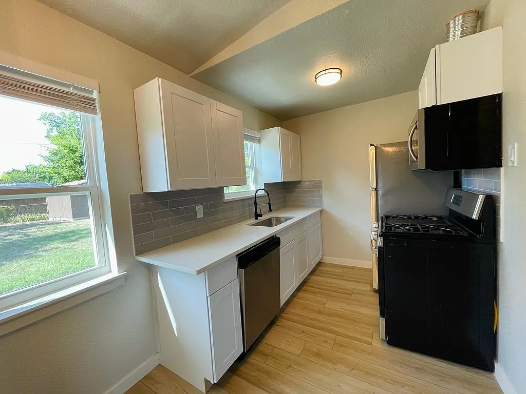 1605 Hawthorne Ln — Photo 4