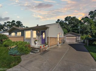 34300 Richland St, Livonia, MI 48150