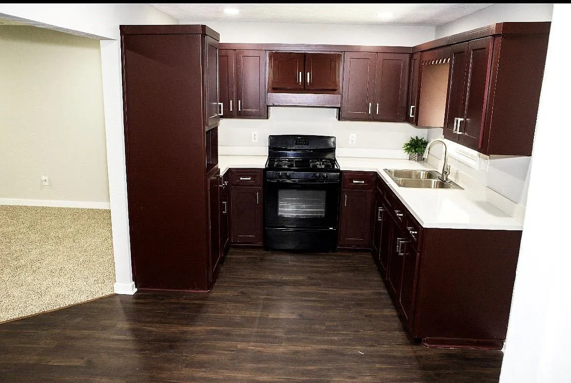 3 bed, 1.0 bath, 910 sqft, $1,650 — Photo 4