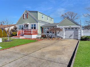 40 Riviera Pkwy, Lindenhurst, NY 11757