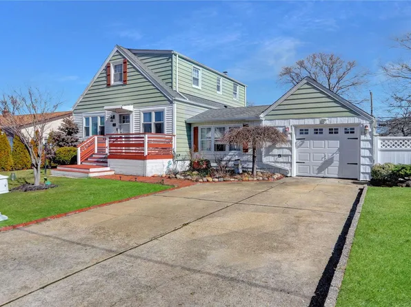 40 Riviera Parkway, Lindenhurst, NY 11757