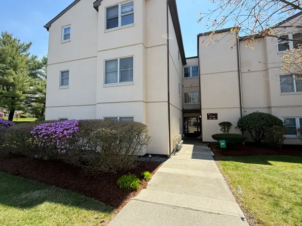 185 Manville Hill Rd APT 302, Cumberland, RI 02864
