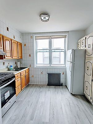 5th image of 2560 42nd St APT 3R
