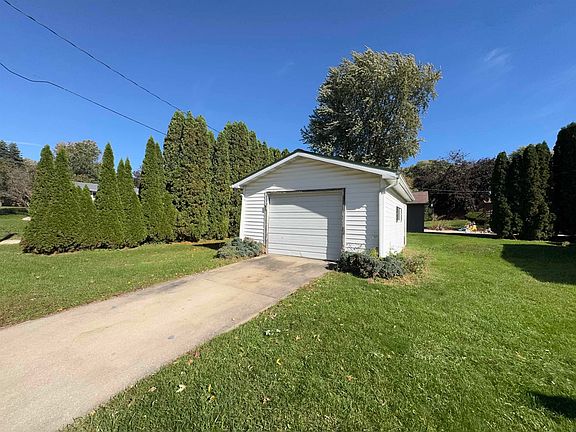 2nd image of 402 2nd Ave NE