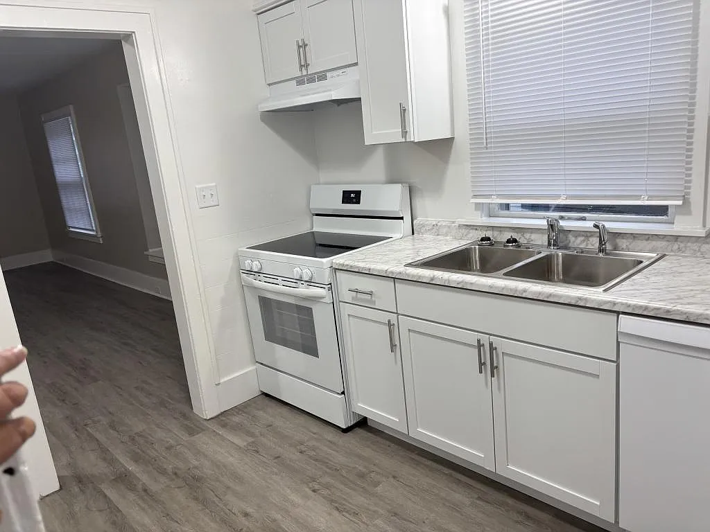 537 N Dartmouth St — Photo 1