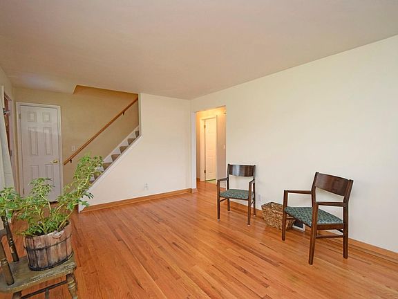 5th image of 687 Woodyhill Dr