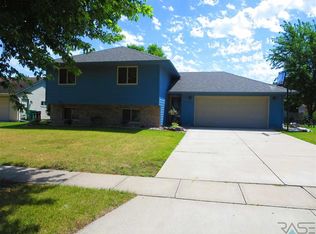 201 W Evergreen Dr, Brandon, SD 57005