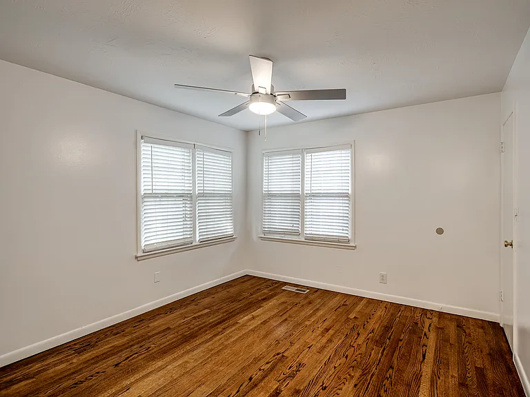 4620 N Harvey Pkwy — Photo 20