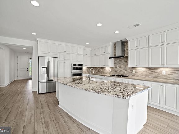 4th image of 157 Cowbird St