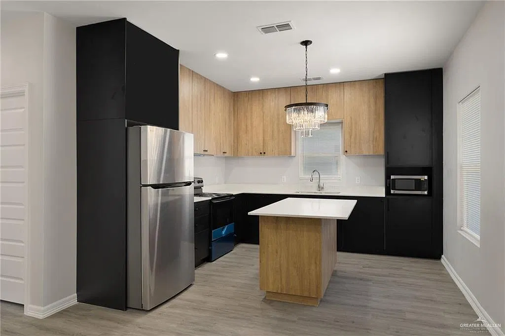 3 bed, 2.0 bath, 1050 sqft, $1,290 — Photo 4