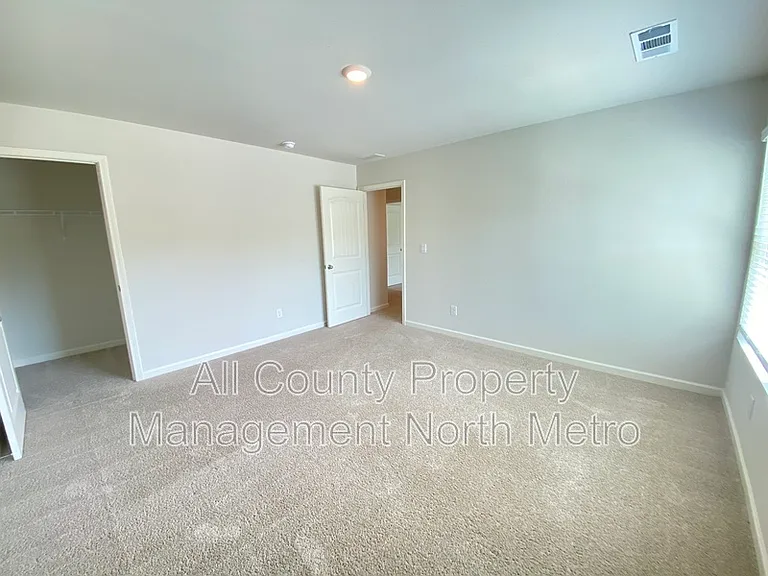 102 Oaktree St — Photo 12
