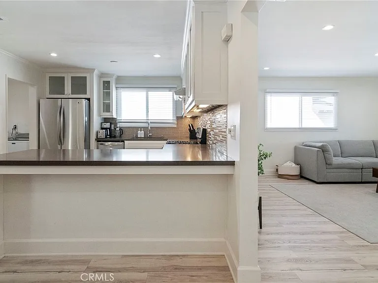 24136 Kittridge St — Photo 31
