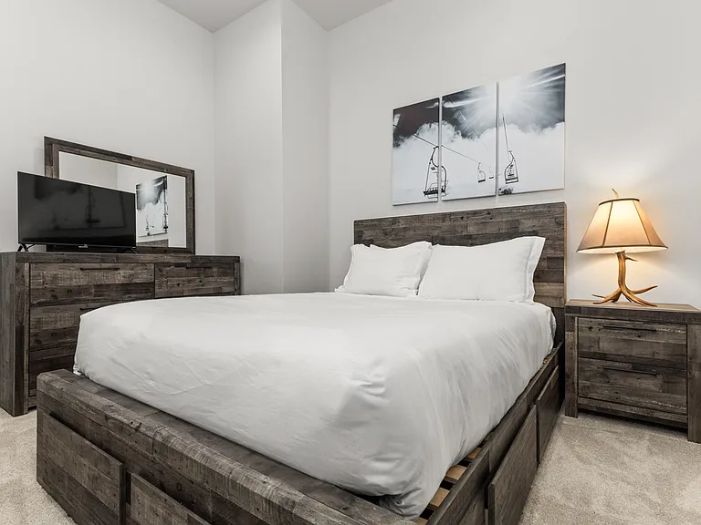 Lower Level - Queen Bedroom #5