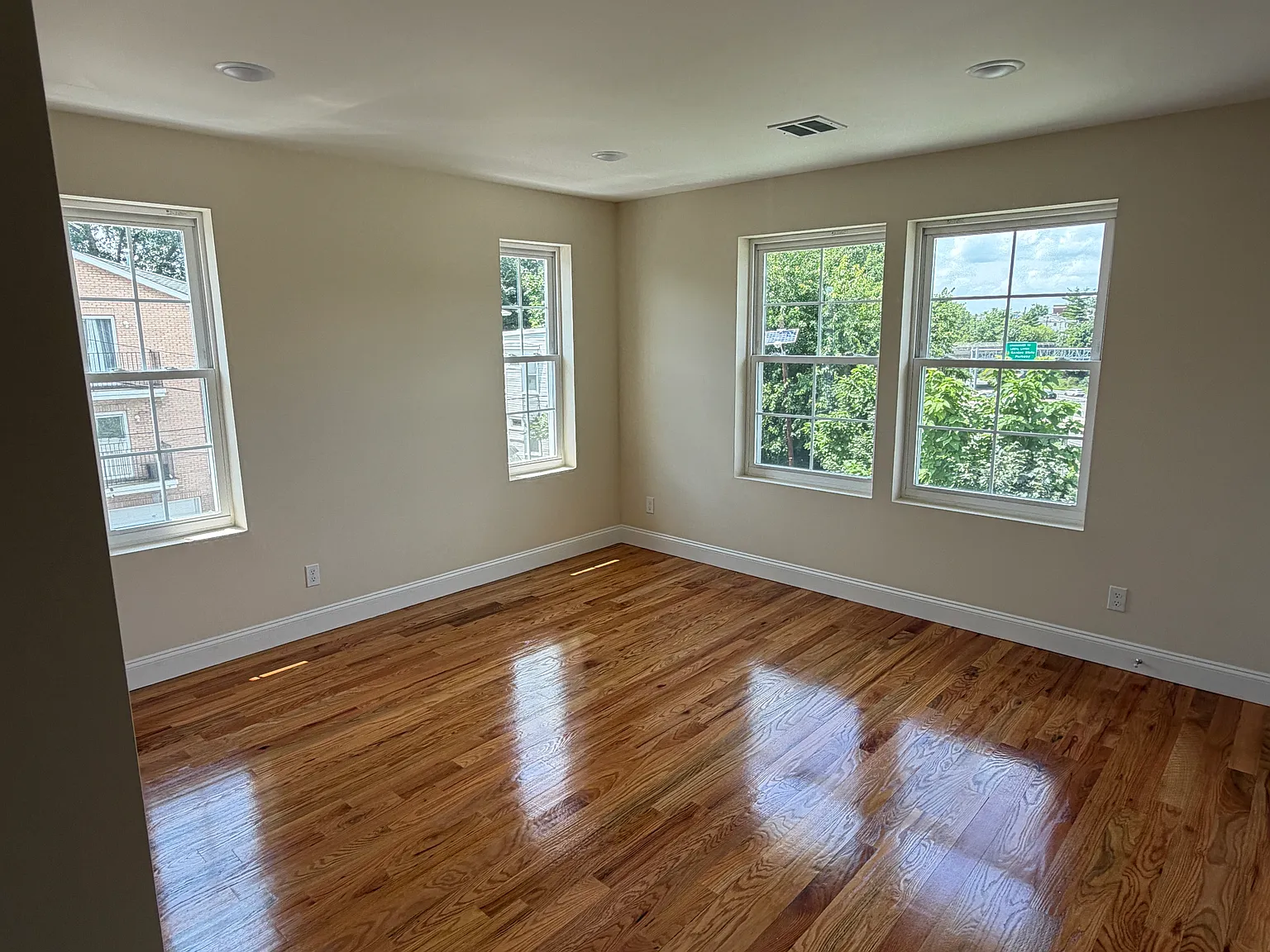 3 bed, $3,000 — Photo 4