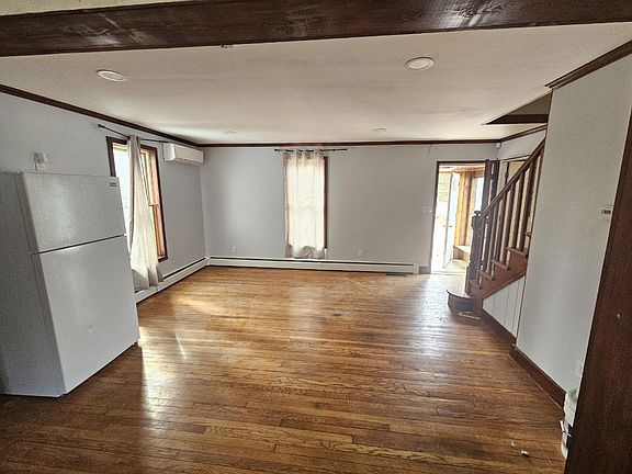 3rd image of 33 Hudson Rd
