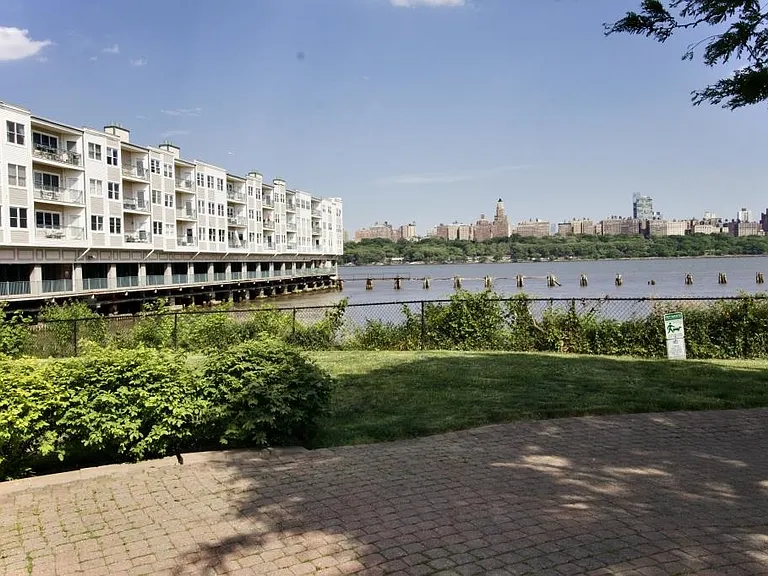 340 The Promenade — Photo 45