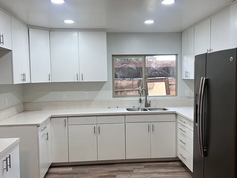 230 Rancho Dr — Photo 4