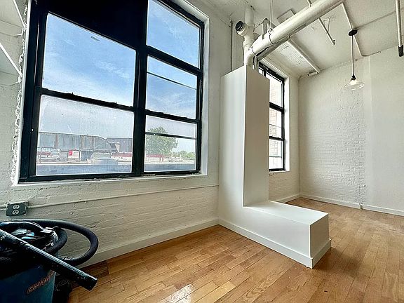 5th image of 255 McKibbin St #302