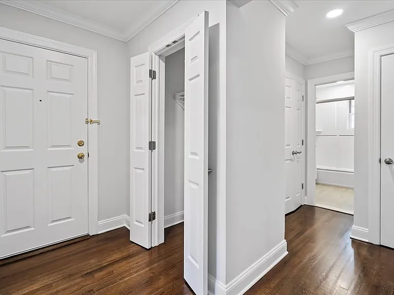 Whitehall Apartments — Photo 11