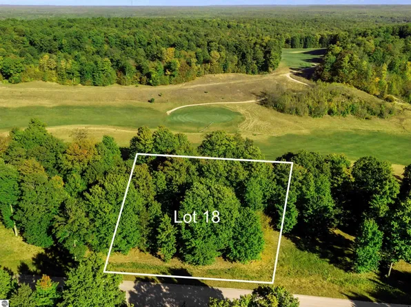 18 Heather Ridge Trl, Beulah, MI 49617