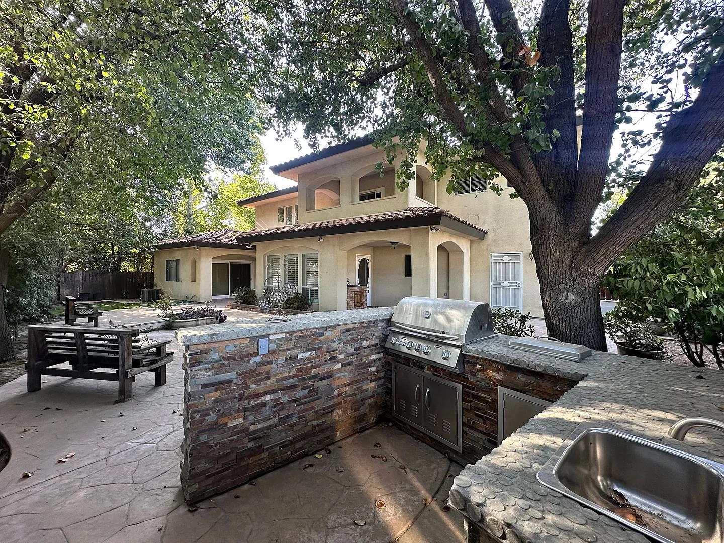 Two story house located in The Lakes gated community — Photo 3