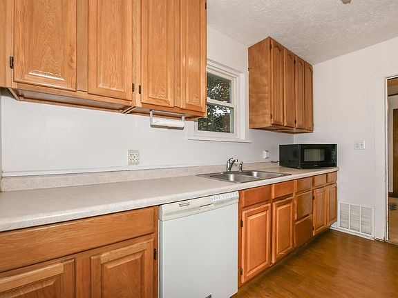 5th image of 1521 Mineral Point Ave