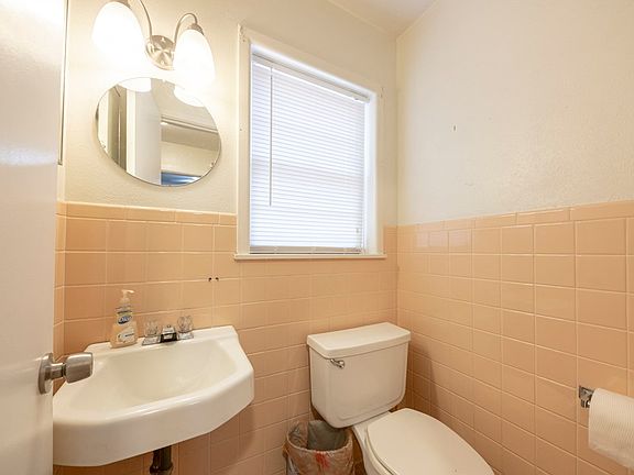 5th image of 3005 Laurel Ave