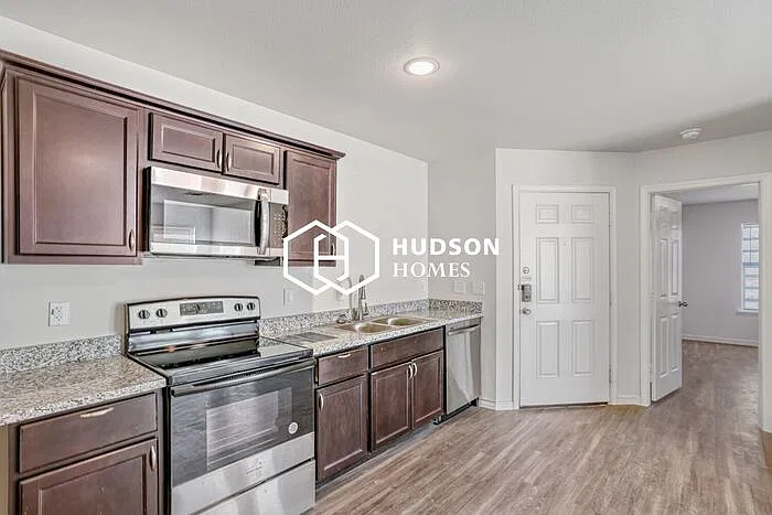 3 bed, 2.0 bath, 980 sqft, $1,049 — Photo 4