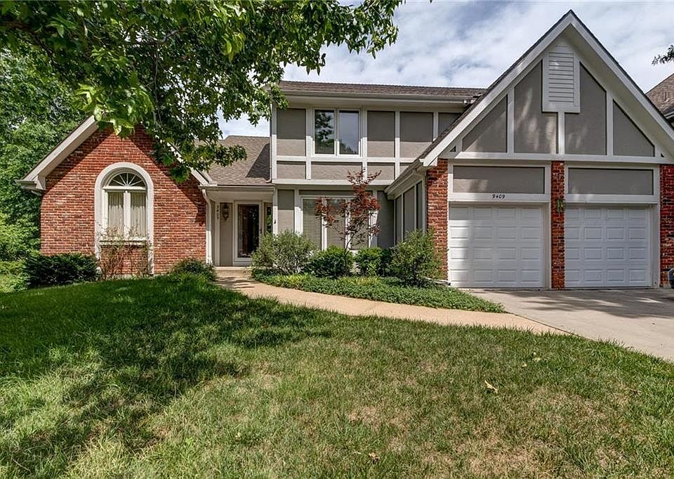 WELCOME TO YOUR NEW HOME AT 9409 HALL DRIVE, LENEXA